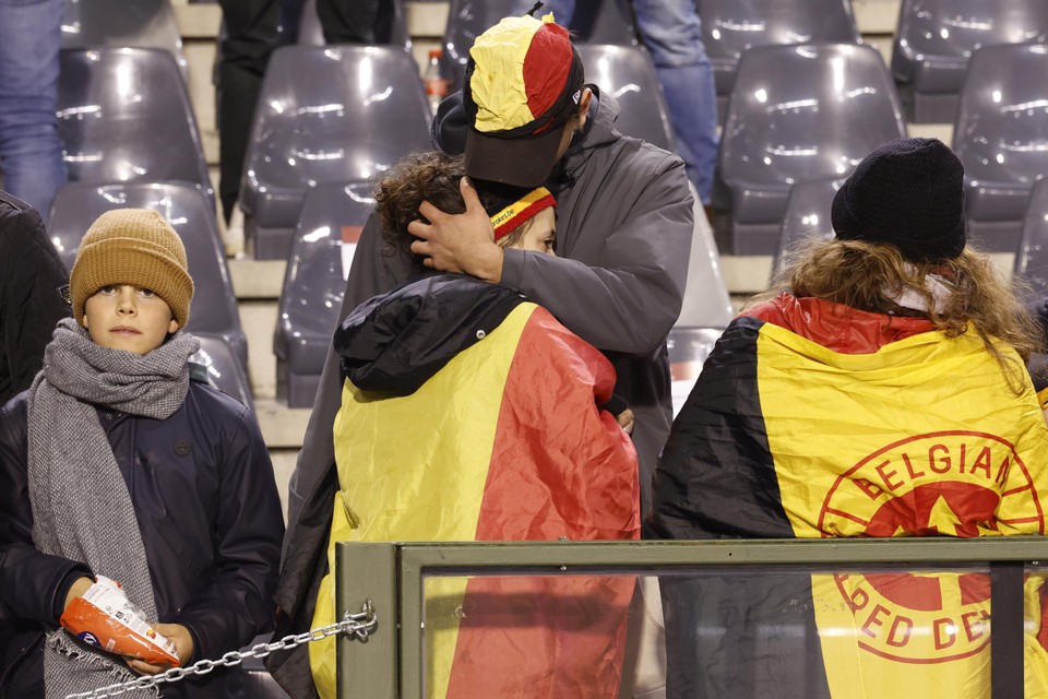 Kinderen zoeken troost bij hun ouders in het Koning Boudewijnstadion na de gestaakte wedstrijd.