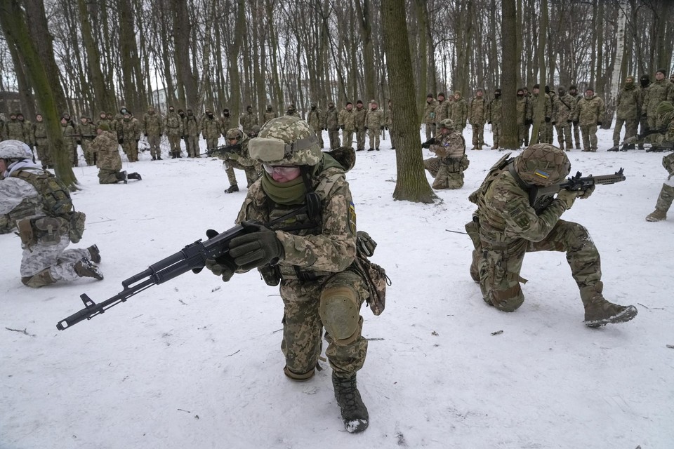 Leden van een Oekraïense legereenheid reservisten trainden afgelopen weekend in een bos nabij Kiev. Steeds meer burgers melden zich aan als vrijwilliger nu de dreiging van een Russische inval toeneemt. 