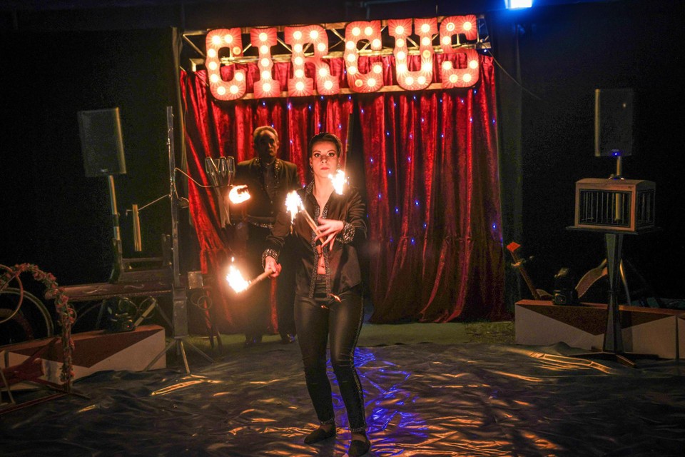 Eén van de acts van Circus Inaya: jongleren met vuur.