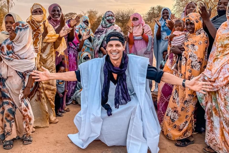 Tom in Mauritanië. Tien jaar reizen heeft van hem een beter mens gemaakt, zegt hij. 