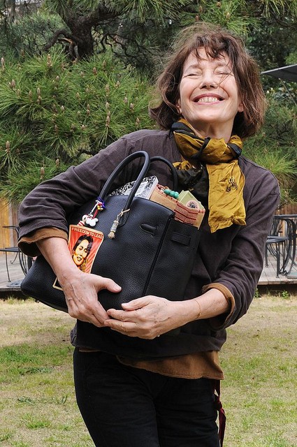 Jane Birkin met een van haar versierde tassen.