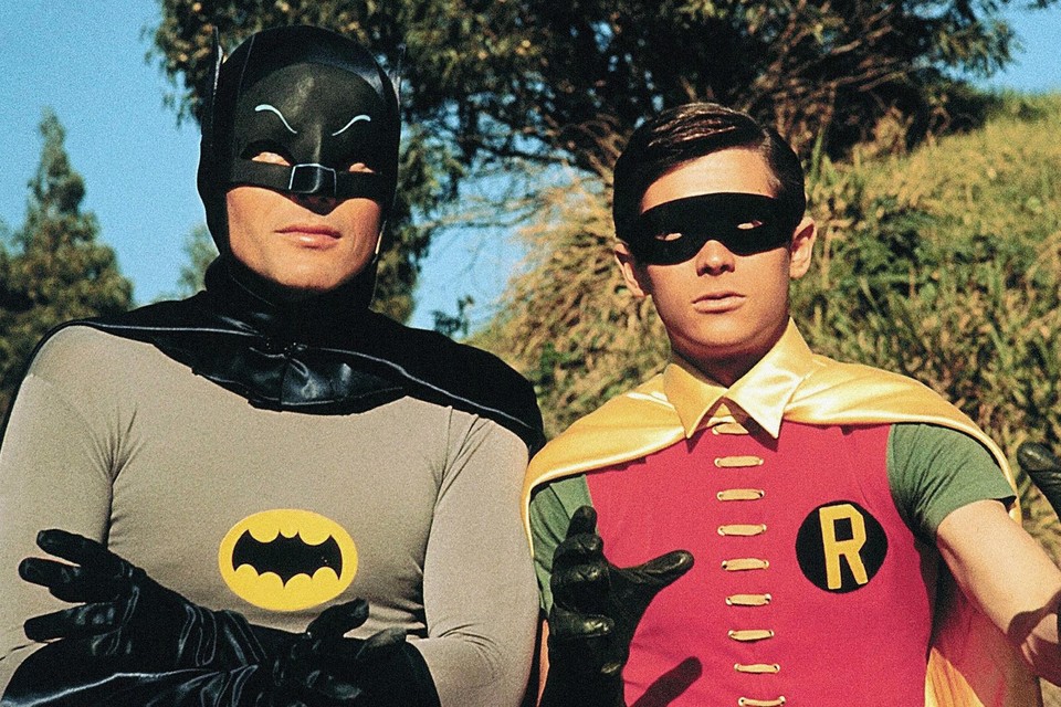 Al jaren strijdt Robin aan de zijde van Batman in strips en televisiereeksen (hier ziet u Adam West en Burt Ward als het dynamische duo in de jaren 60). Voor het eerst is het personage echter uit de kast gekomen als biseksueel. 