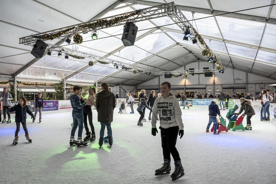De overdekte schaatsbaan op het Vrijthof zal er staan, maar de evenementen errond mogen niet doorgaan. 
