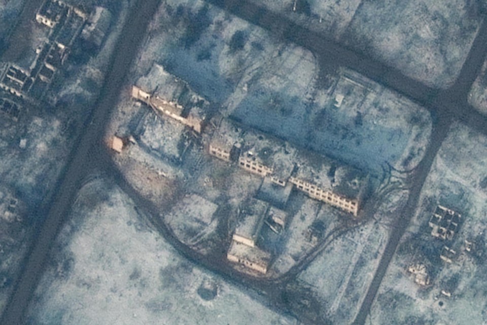 Een satellietbeeld toont de vernietiging van een school in het Oekraïense Bachmoet.