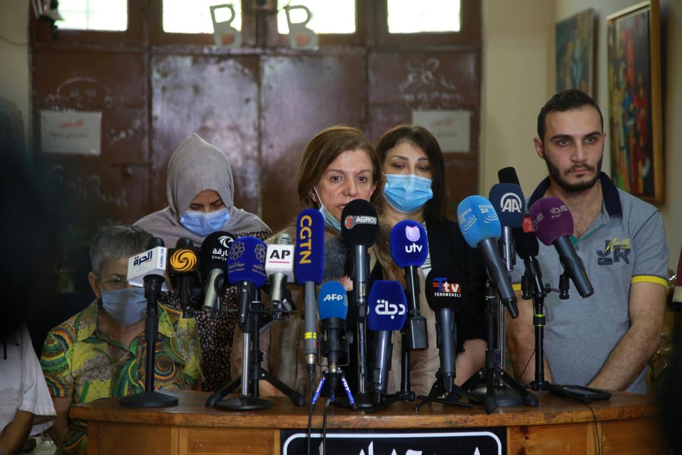 Zikra Sarsam, activist en vriendin van de ontvoerde vrouw, tijdens een persconferentie.  