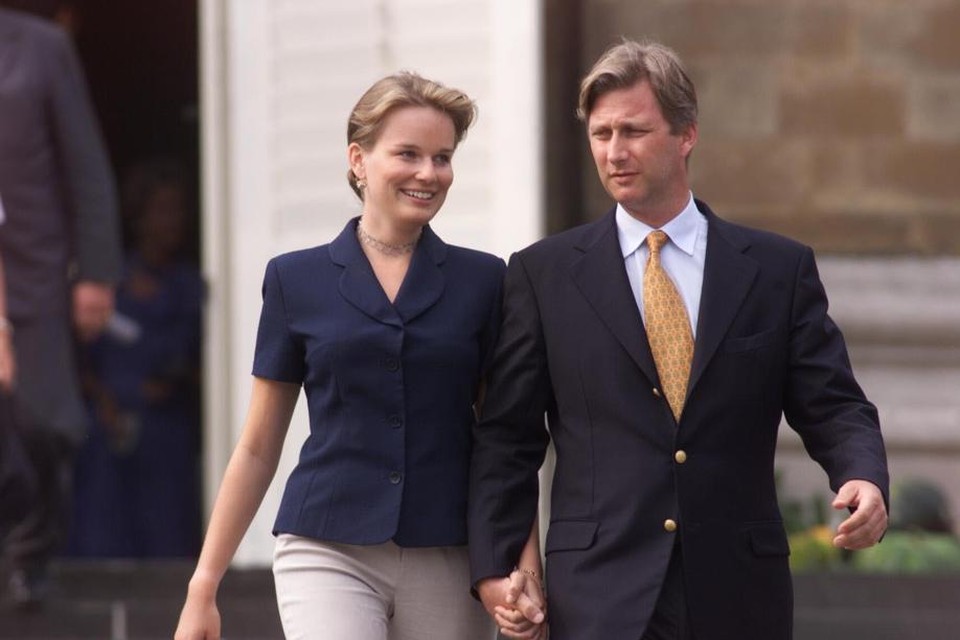 In 1999 stelt Prins Filip zijn verloofde Mathilde d'Udekem d'Acoz voor op het  Kasteel van Laken.