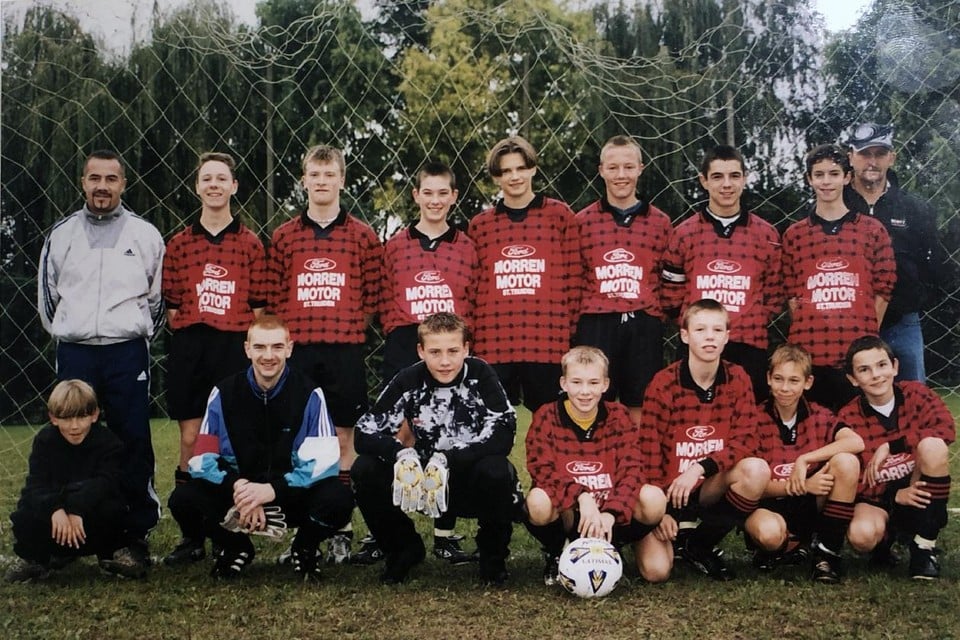 De kadettenploeg van Sporting Aalst in het seizoen 2001-2002.BOVEN (v.l.n.r.): Johan Boffin ( toen T1, nu trainer dames STVV), Ken Godfroid (gestopt), Michael Ruijmen (nu veteranen Gravelo), Sven Ruyloft (gestopt), Frederik Claus (gestopt), Thomas Gielen (nu veteranen Gravelo), Pieter Bamps (gestopt), Emmanuel Ernotte (gestopt), Marc Ruijmen (toen afgevaardigde, nu gestopt).