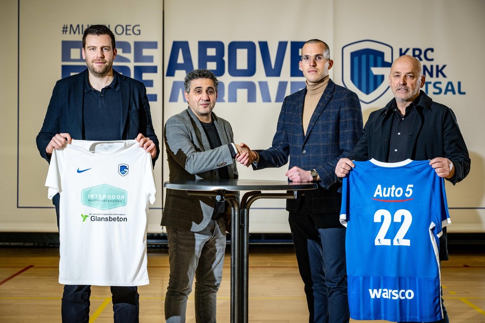 Carmelo Nieddu (tweede van links) tussen Joris Haven, voorzitter Lennard Hellings van KRC Genk Futsal en Bart Driessen.