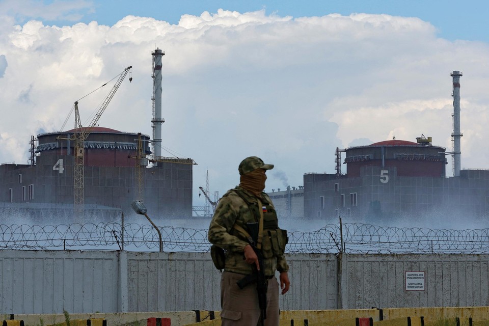Een Russische militair staat op post nabij de reactoren van de kerncentrale van Zaporizja. 