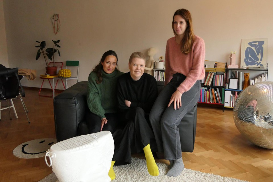 Zoë (midden) krijgt veel steun van hartsvriendinnen Lola Weyers (links) en Cateau Van Oevelen (rechts): “Zonder hen was ik hier nooit doorgekomen.” 