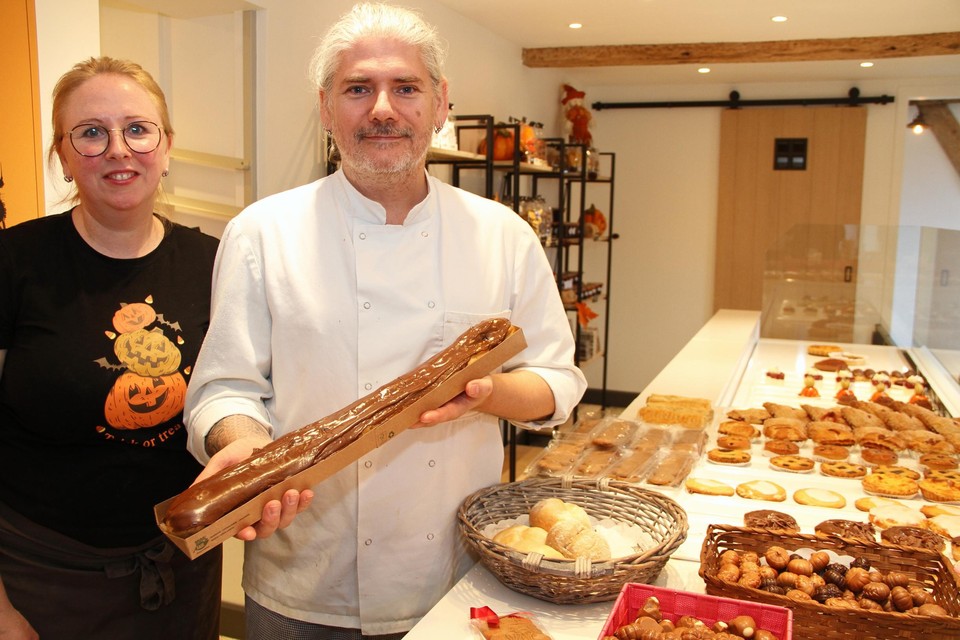 Bakker Geert Verellen uit Kortessem bakt eclairs van een halve meter. 