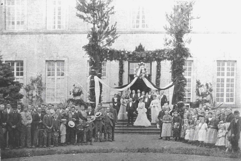 Het huwelijk van Mathilde Claes in 1902 werd gevierd op het bordes van het kasteel. Alle boerenpersoneel (onderaan de trappen) mocht mee op de foto.