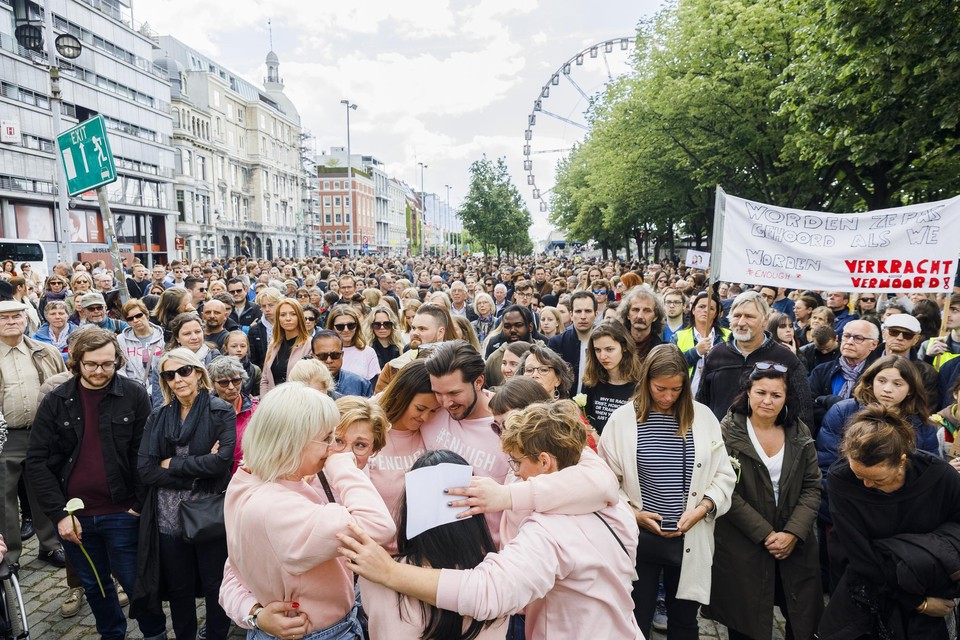 Ayke Gubbels (links vooraan) organiseerde na de moord op Julie de mars tegen seksueel geweld in Antwerpen, waar 15.000 mensen naartoe kwamen. 