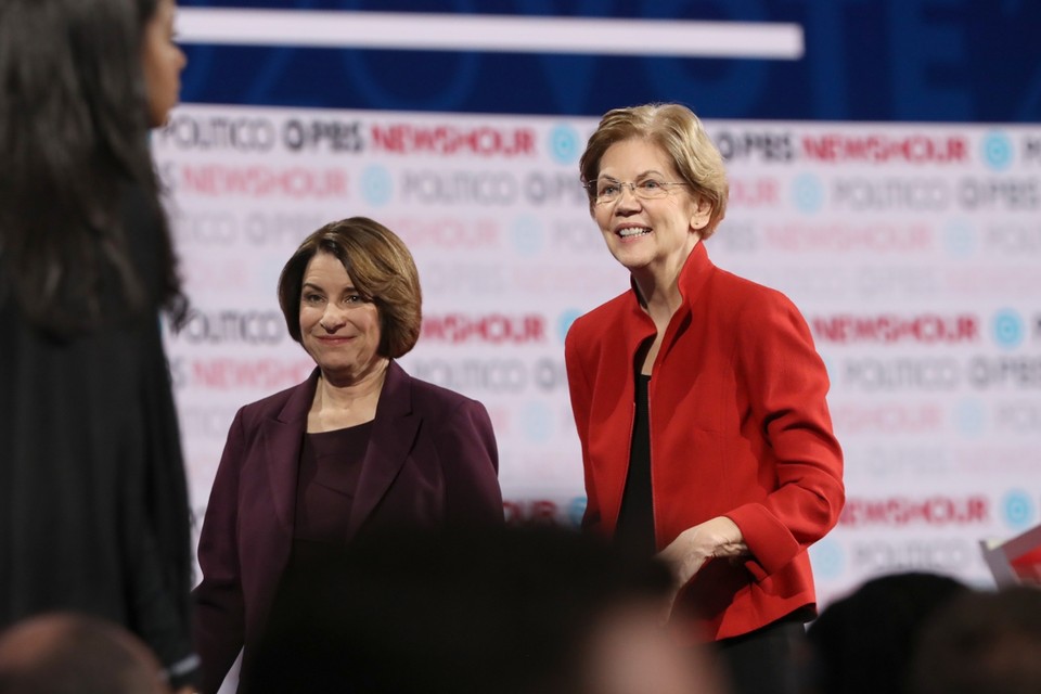 Amy Klobuchar (links) en Elizabeth Warren (rechts) 