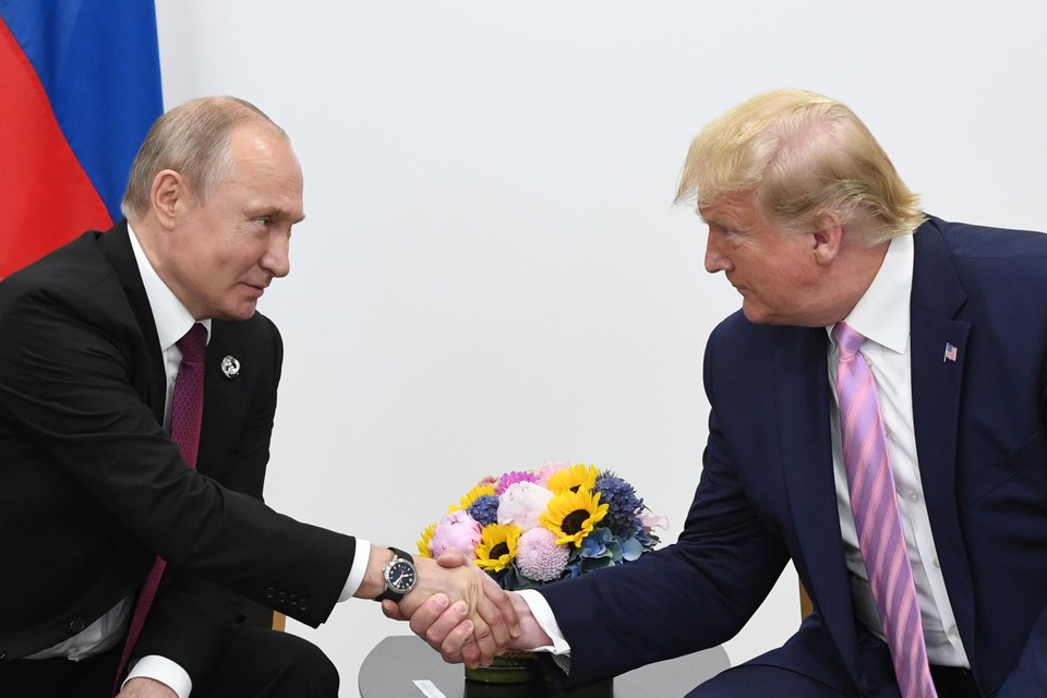 Toen Donald Trump en Vladimir Poetin elkaar in 2019 ontmoetten zou de Amerikaanse president gezegd hebben dat hij zich even harder zou voordoen tot de camera’s weg waren.  