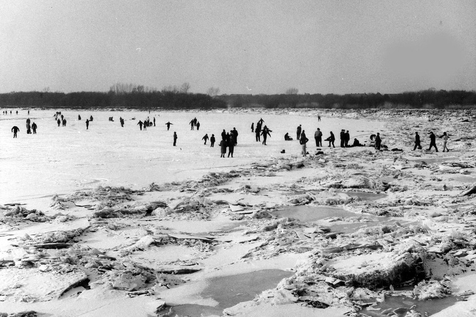 In de ijzig koude winter kon je schaatsen op de dichtgevroren Schelde in Puurs. 