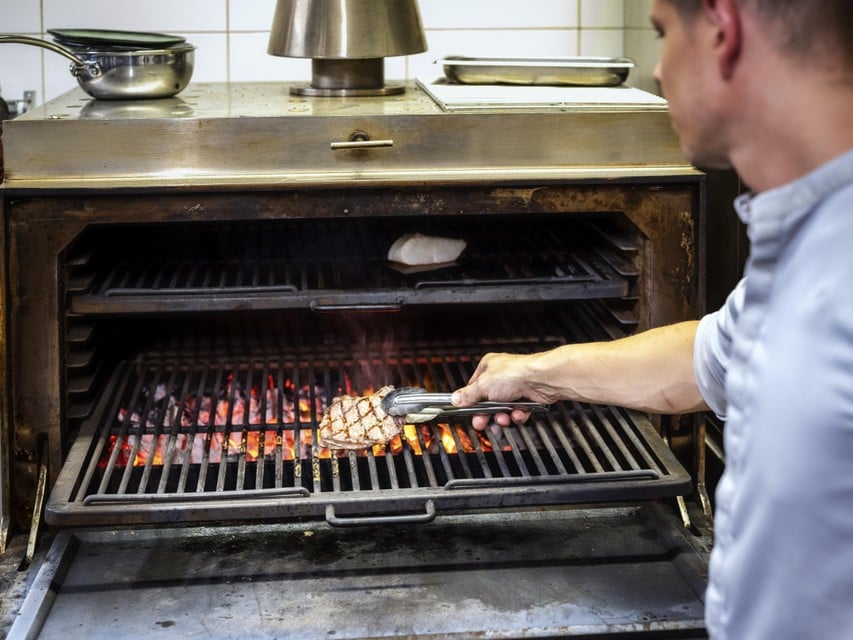 De gerechten in Barbacoa worden bereid met een Mibrasa-oven, een toestel dat is ontstaan uit de Spaanse grilltraditie. 