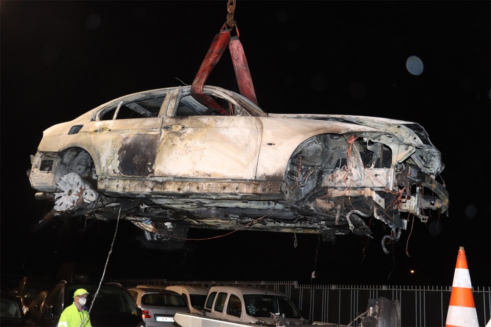Een brand heeft de witte BMW totaal verwoest. 