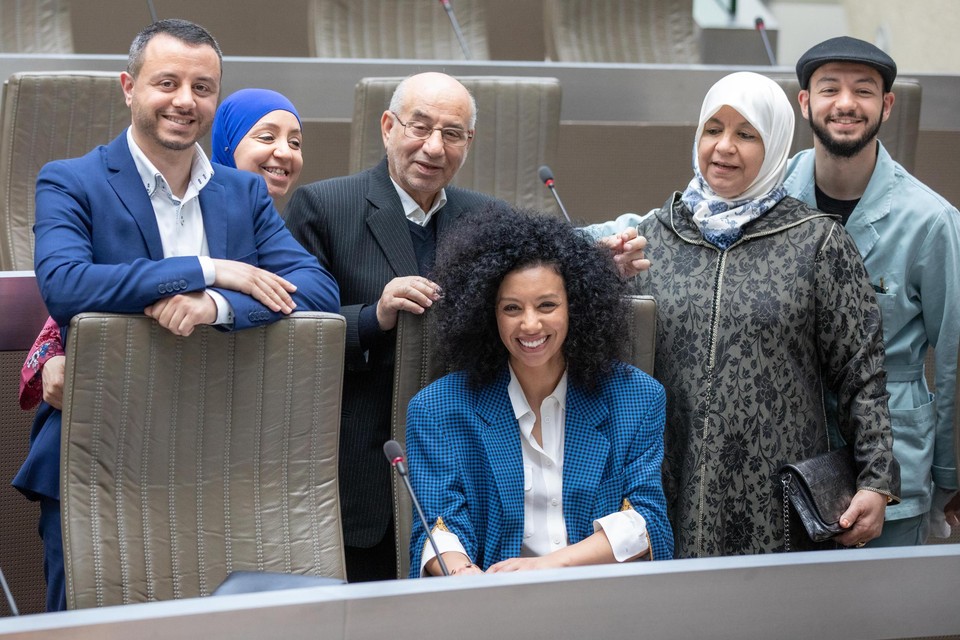Sihame El Kaouakibi’s familie ging mee naar haar eedaflegging in het Vlaams Parlement in 2019. 