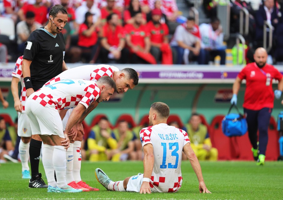 Vlašić (rugnummer 13) loopt in de eerste helft tegen Marokko een blessure op. Of hij fit geraakt voor de rest van het toernooi valt te bezien. 