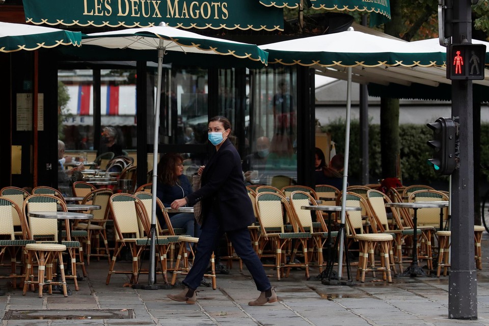 In Parijs moeten cafés sluiten. 