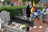 thumbnail: De leerlingen van het zesde leerjaar van basisscholen Kers &amp; Pit Heers en De Bilter legden bloemen neer bij het graf van Karel Vervoir. 
