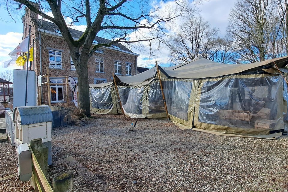 De afterworkparty vindt plaats in de tent in de tuin bij Huize Nassau.