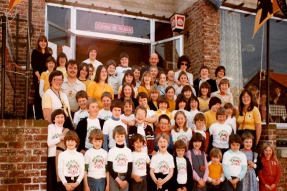 De Speelclub en Rakwi’s voor de parochiezaal in Heers in 1980.