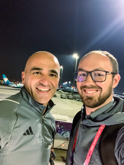 Roberto Martinez op de luchthaven van Doha met Jonathan Vanoothegem, ‘content creator’ bij de voetbalbond. 