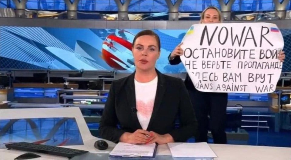Het moment waarop Marina Ovsjannikova de Russische nieuwsuitzending verstoort ging de hele wereld rond.