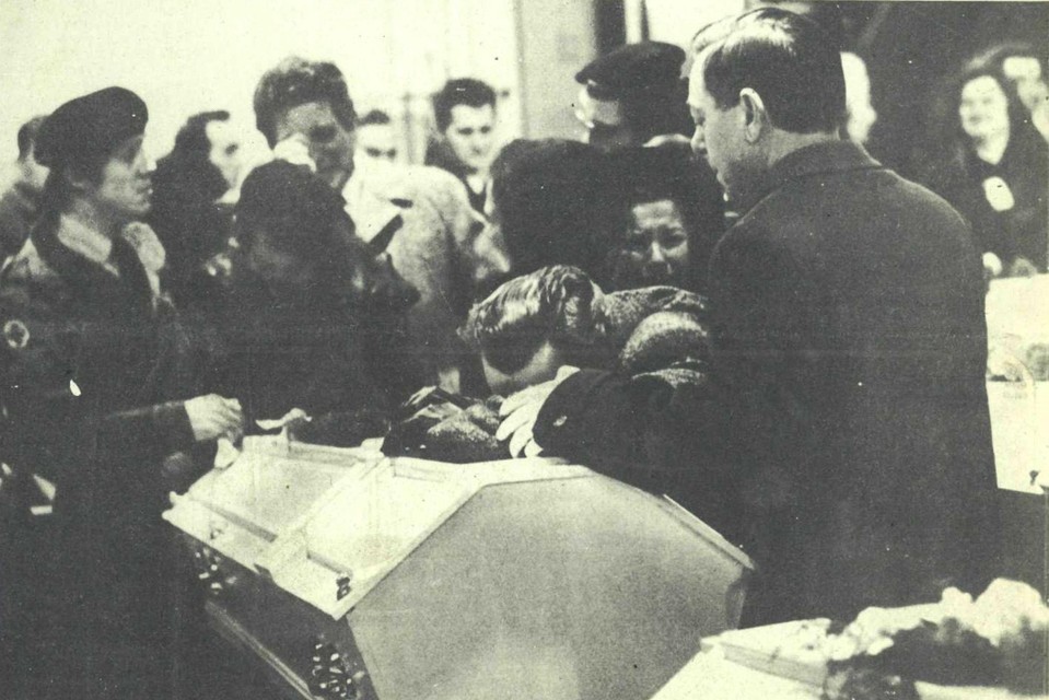 Het leed van de nabestaanden gaat door merg en been tijdens de uitvaart van de 23 overleden kinderen op 26 januari 1974. 