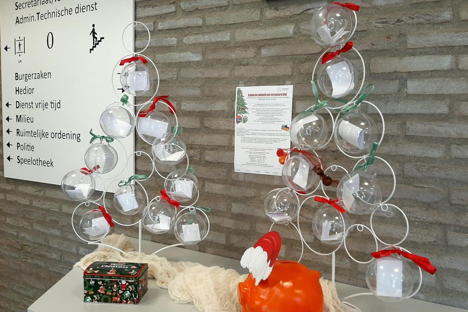 Tot en met 5 december kunnen de inwoners in de inkomhal van het gemeentehuis een kerstbal uit een kerstboom plukken. 