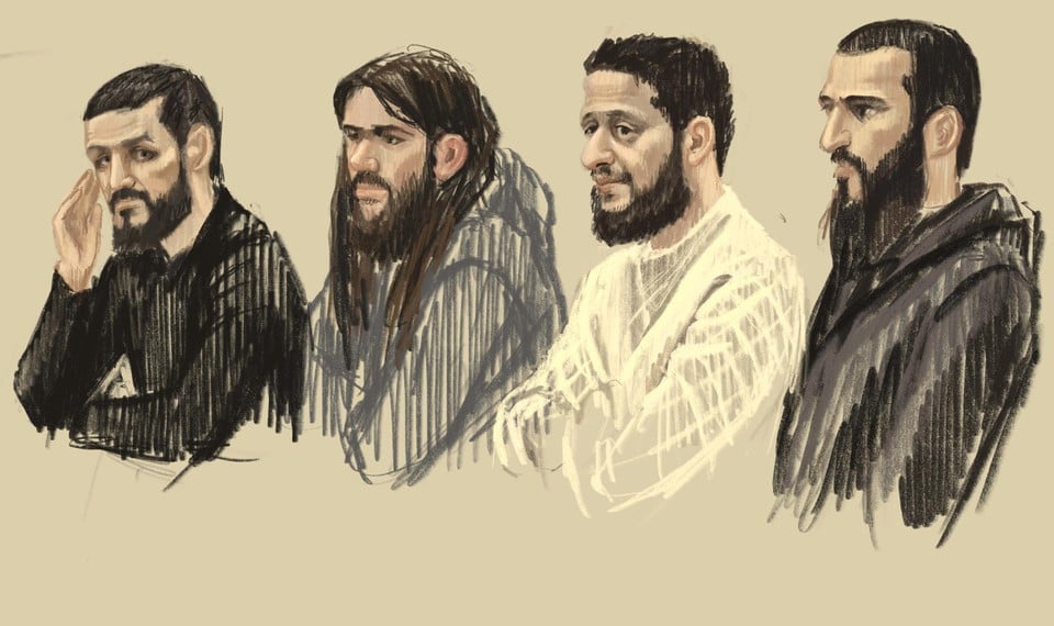 Een tekening van  vier van de beschuldigden in het proces: Mohamed Abrini, Osama Krayem, Salah Abdeslam and Sofiane Ayari. 