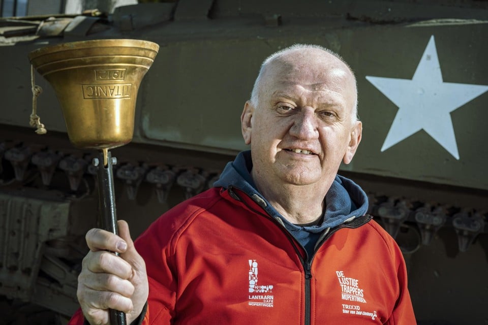 Pierre Vrancken, voor de Amerikaanse legertank langs de Rode Kruislaan in Mopertingen, waar vrijdag en paasmaandag de ‘eindstreepmat’ ligt uitgerold. 