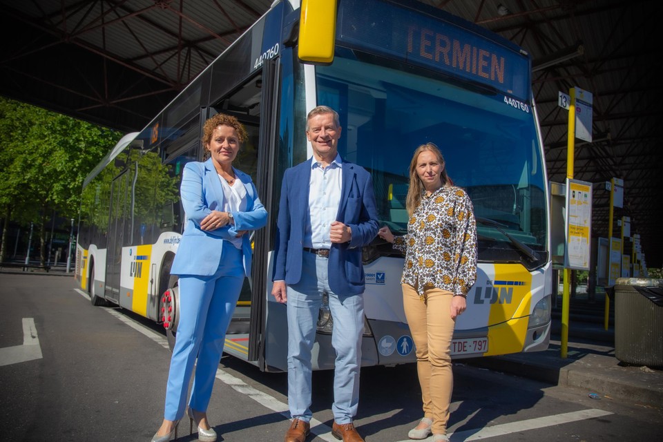 Vlaams minister van Mobiliteit Lydia Peeters (Open Vld), samen met Johan Sauwens (voorzitter raad van bestuur De Lijn) en Ann Schoubs (directeur-generaal van De Lijn). 