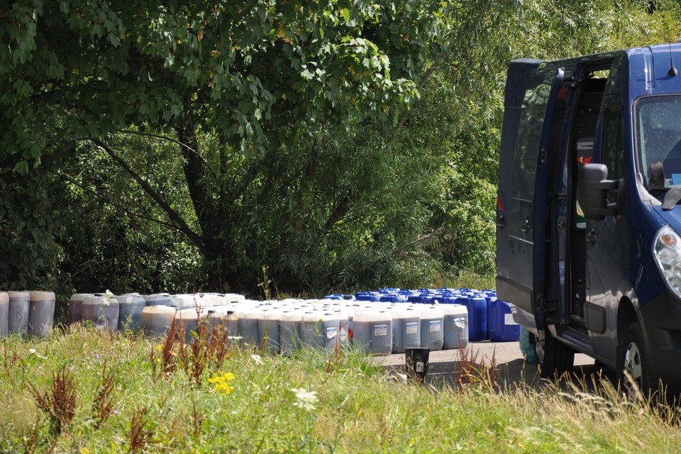 150 vaten met drugsafval gedumpt langs de Berwijn in Moelingen.  