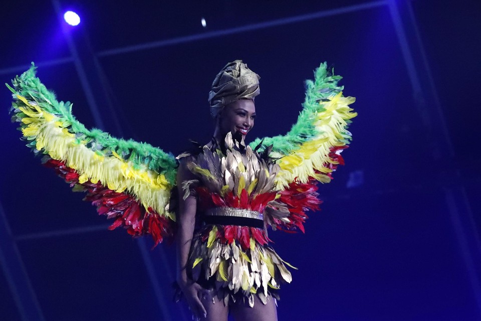 Onder meer in haar ‘nationale kostuum’ hoopt Kedist Deltour de jury van Miss Universe te overtuigen. 