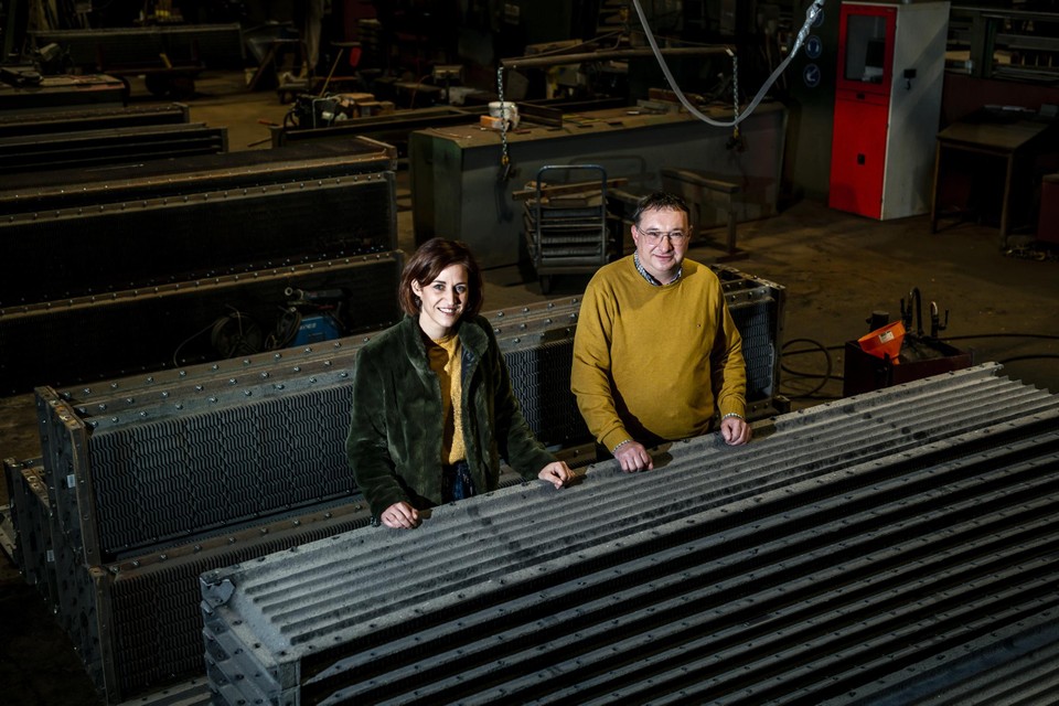 Cathérine Dreesen (Voka Limburg) en CEO Max Bijnens van By-Cast tonen de pas gegoten elementen van een luchtvoorverwarmer. 
