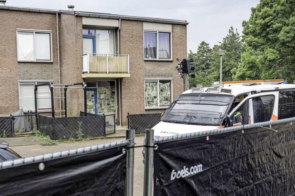 De politie bij eerder onderzoek in de woning van Donny M. aan de Dommelstraat in Geleen. 