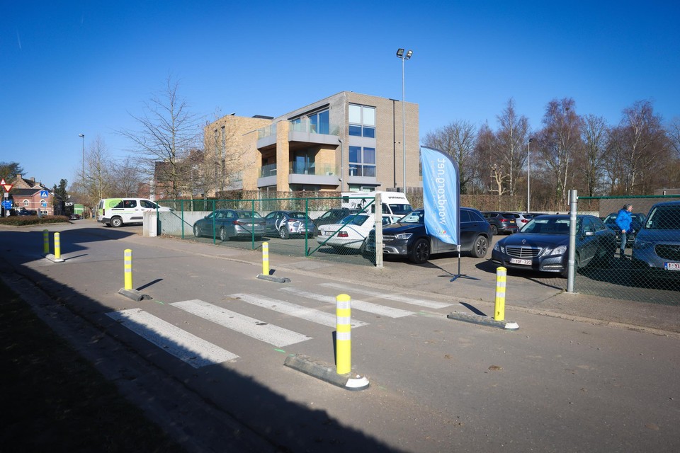 Door de paaltjes aan zaal Steborg in Stevoort raakten auto’s amper in en uit de parking. “Wie bedenkt het?”