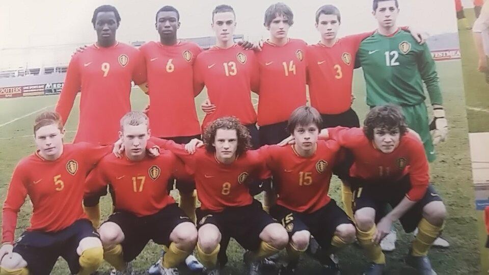 Hannes Van der Bruggen (15), Mats Rits (8) en Romelu Lukaku (9) in hun piepjonge jaren. Nummer 5 is Axel Bonemme, een jeugdproduct van Standard dat nu bij Visé speelt. Nummer 17 is Michaël Lallemand, actief bij RFC Liège. 