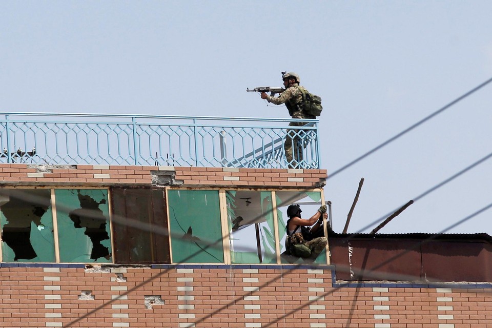 Afghaanse veiligheidstroepen op het gebouw. 
