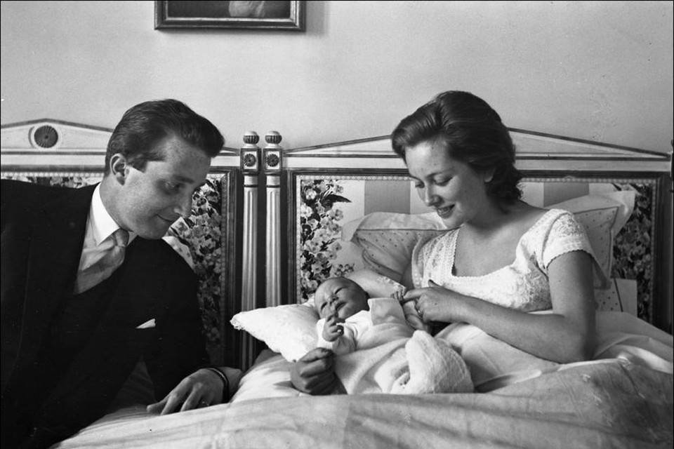 Prins Albert en prinses Paola, met hun pasgeboren zoon Filip.
