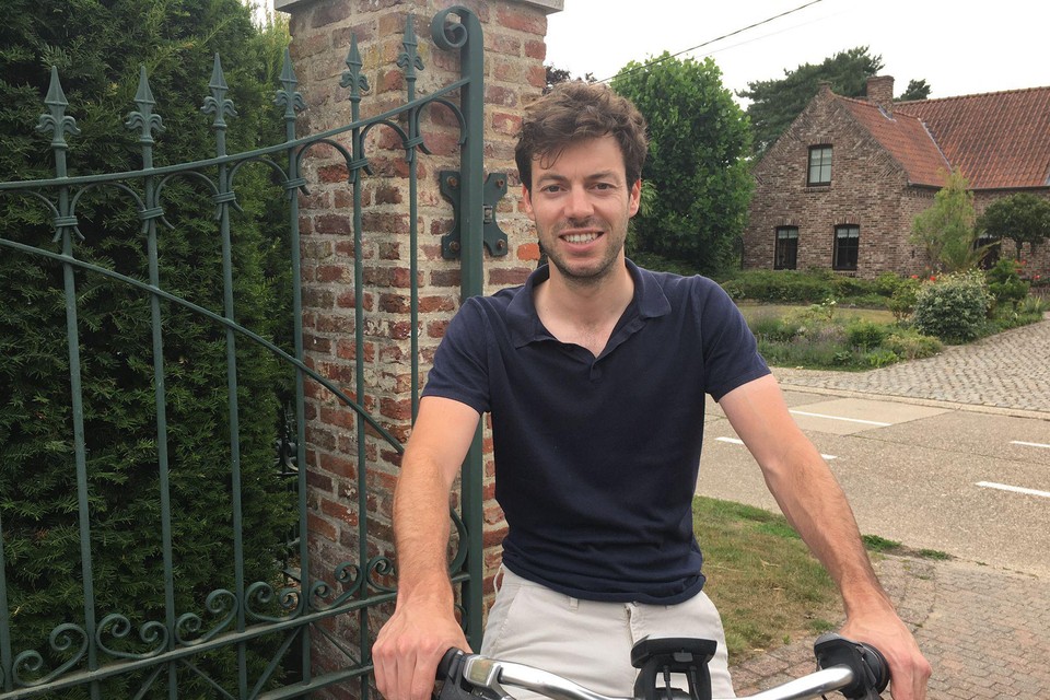 Niels Van Eygen fietst naar buurgemeente Maaseik. 