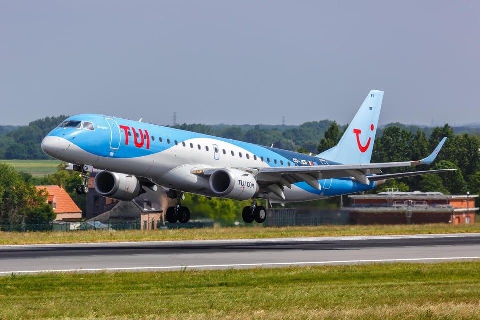 Een Embraer 190-vliegtuig van Tui stijgt op vanop de luchthaven van Zaventem (archiefbeeld)  