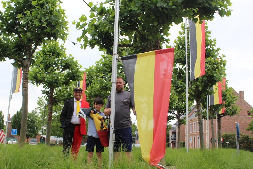 Aan alle vlaggenmasten wappert intussen de Belgische tricolore 