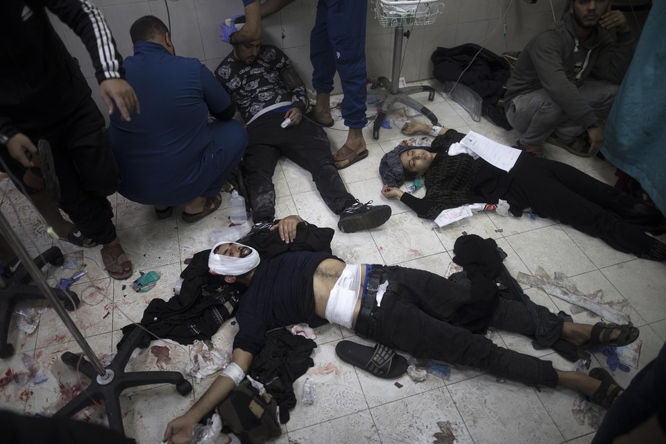 Gewonde Palestijnen in het Nasserziekenhuis in de stad Khan Younis, in het zuiden van de Gazastrook.