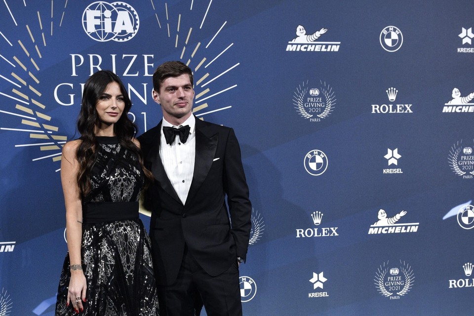 Max Verstappen met zijn vriendin in december 2021. Daarna werd het stil rond de coureur.  