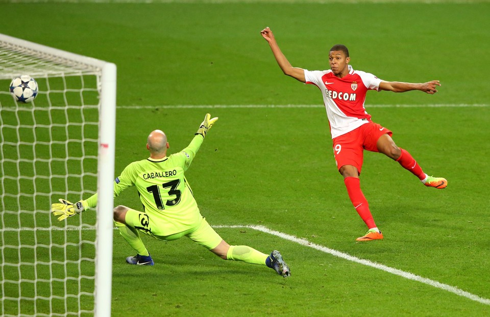 Kylian Mbappé, toen nog bij Monaco, scoort tegen City.