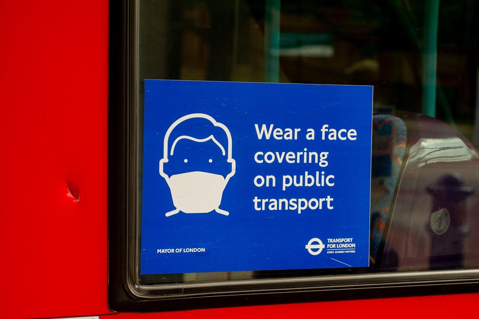 Mondmaskers zullen niet langer verplicht zijn in Engeland, ook niet op het openbaar vervoer.  